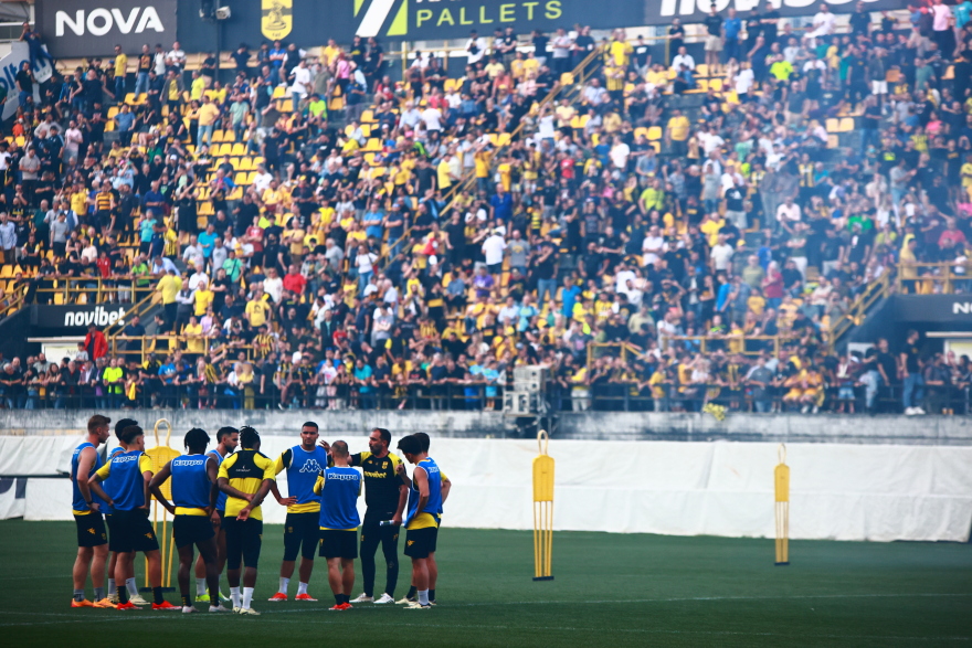Τρέλα στην ανοιχτή προπόνηση του Άρη - Ζήτησαν το Κύπελλο από τους παίκτες οι οπαδοί του - Φωτογραφίες 