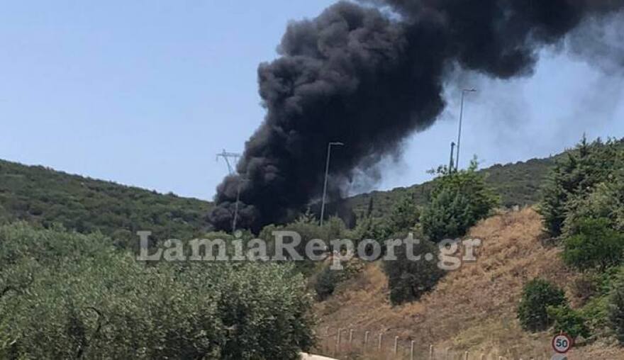 Στις φλόγες τυλίχτηκε λεωφορείο στην Εθνική Οδό στο ύψος της Στυλίδας - Δείτε βίντεο