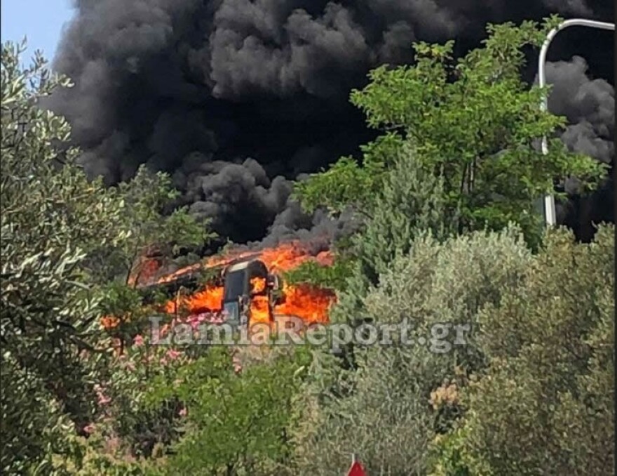 Στις φλόγες τυλίχτηκε λεωφορείο στην Εθνική Οδό στο ύψος της Στυλίδας - Δείτε βίντεο