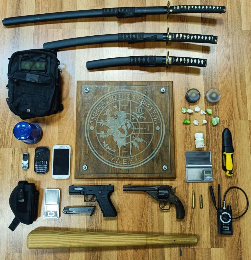 Έταζαν άδειες οπλοφορίας και εκτελωνίσεις αυτοκινήτων και απέσπασαν €110.000 - Συνελήφθη υπάλληλος της αστυνομίας 