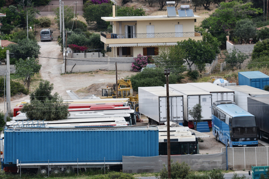 Αρτέμης Σώρρας: Ισχυρές αστυνομικές δυνάμεις και κλιμάκιο της Πολεοδομίας στη βίλα-αρχηγείο στο Λαγονήσι - Σφραγίζουν το διπλανό οικόπεδο