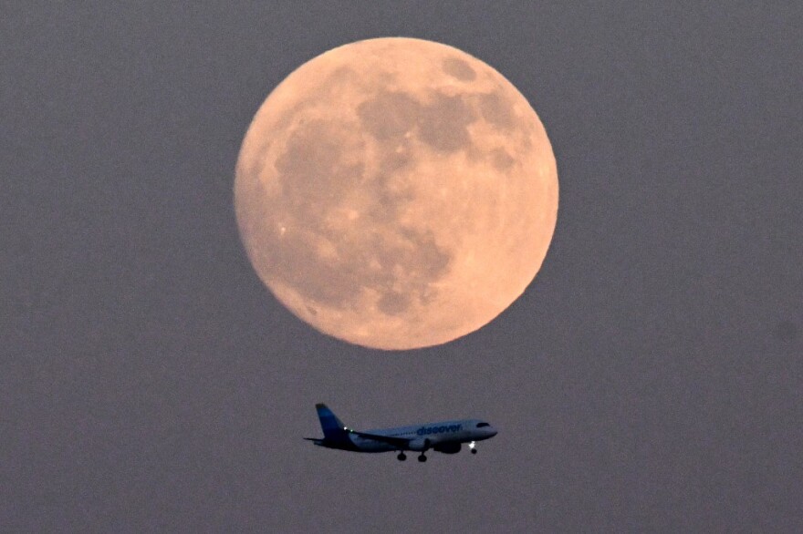 Πανσέληνος Μαΐου 2024: Εντυπωσιακές φωτογραφίες από το «Φεγγάρι των Λουλουδιών»