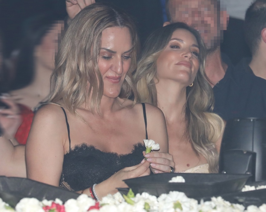 Αθηνά Οικονομάκου: Διασκέδασε στα μπουζούκια με παρέα - Δείτε φωτογραφίες