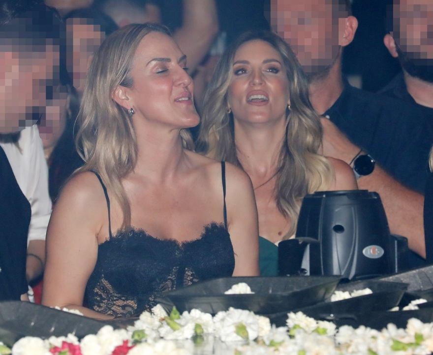 Αθηνά Οικονομάκου: Διασκέδασε στα μπουζούκια με παρέα - Δείτε φωτογραφίες