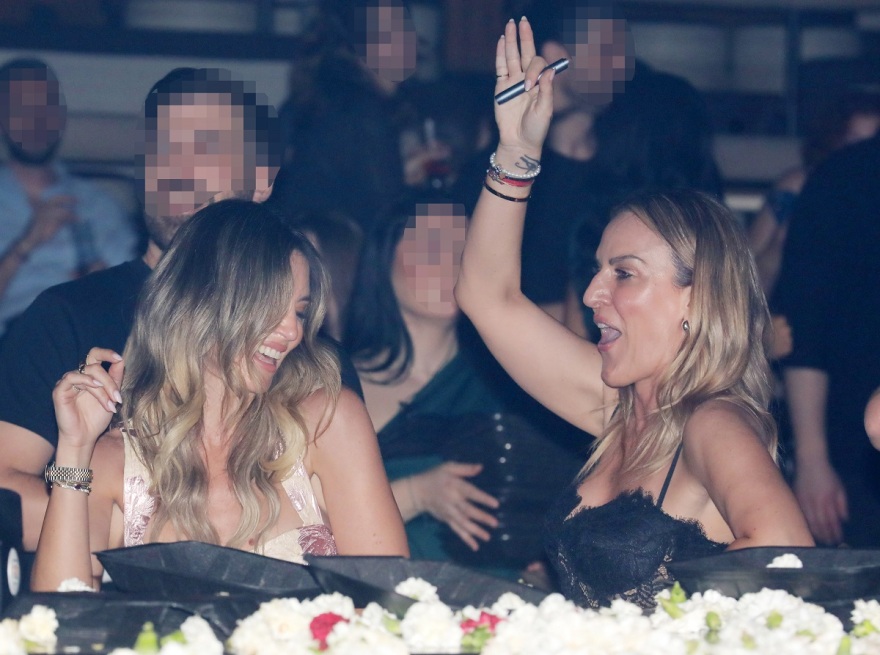 Αθηνά Οικονομάκου: Διασκέδασε στα μπουζούκια με παρέα - Δείτε φωτογραφίες