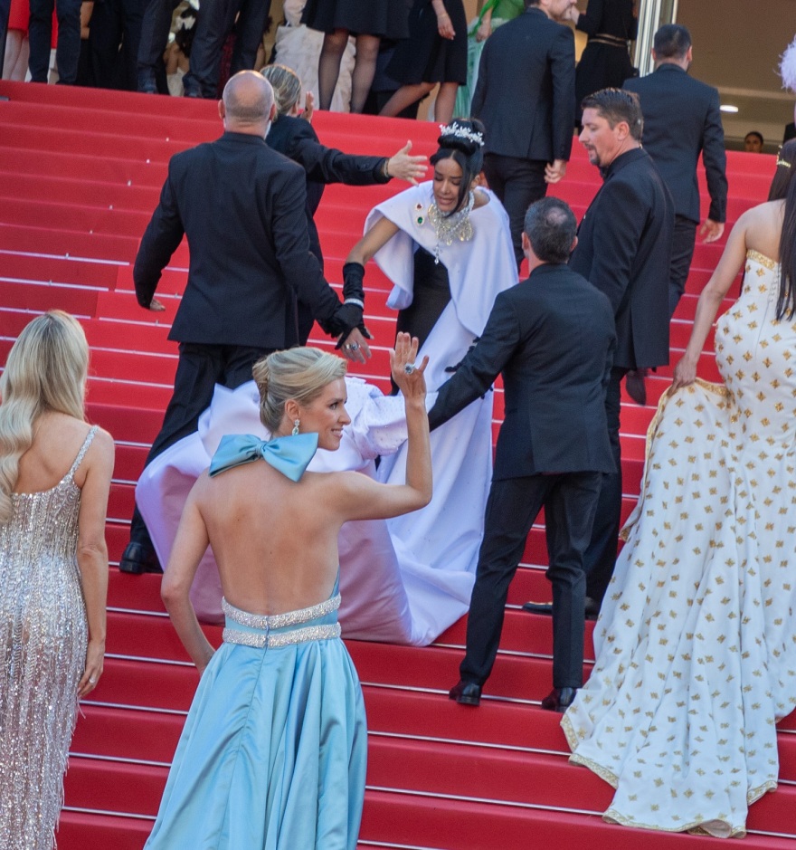 Κάννες: Mοντέλο εκνευρίστηκε με την ασφάλεια που δεν της επέτρεψε να δείξει το φόρεμά της με το πρόσωπο του Χριστού