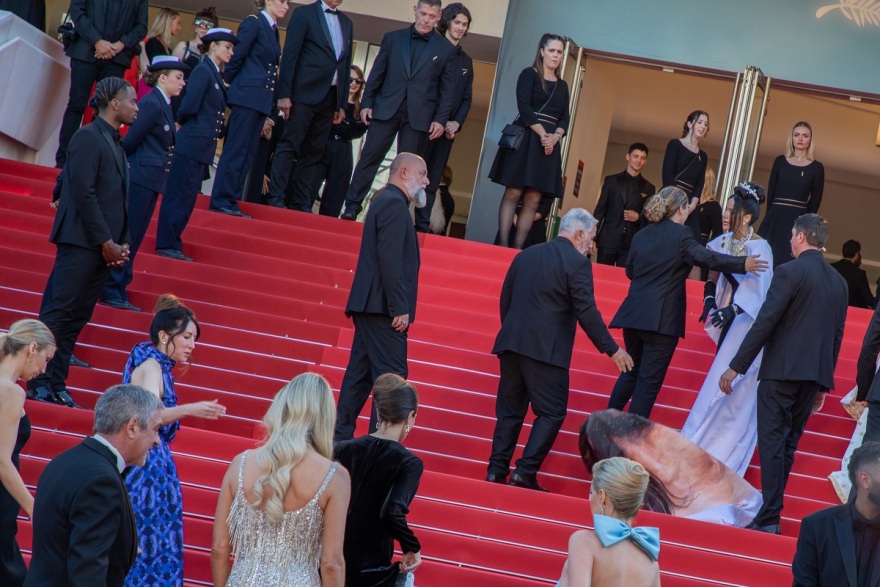 Κάννες: Mοντέλο εκνευρίστηκε με την ασφάλεια που δεν της επέτρεψε να δείξει το φόρεμά της με το πρόσωπο του Χριστού