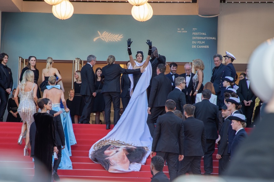 Κάννες: Mοντέλο εκνευρίστηκε με την ασφάλεια που δεν της επέτρεψε να δείξει το φόρεμά της με το πρόσωπο του Χριστού