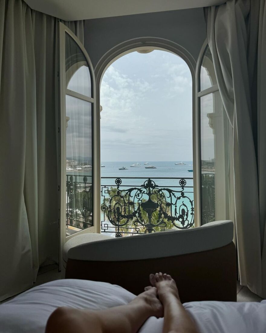 Ρόζι Χάντινγκτον: Ποζάρει γυμνή στο κρεβάτι της φορώντας μόνο χρυσά κοσμήματα 