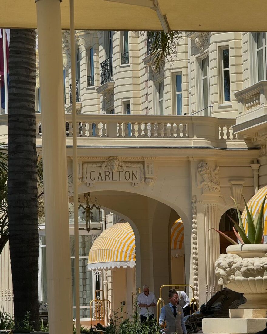 Ρόζι Χάντινγκτον: Ποζάρει γυμνή στο κρεβάτι της φορώντας μόνο χρυσά κοσμήματα 