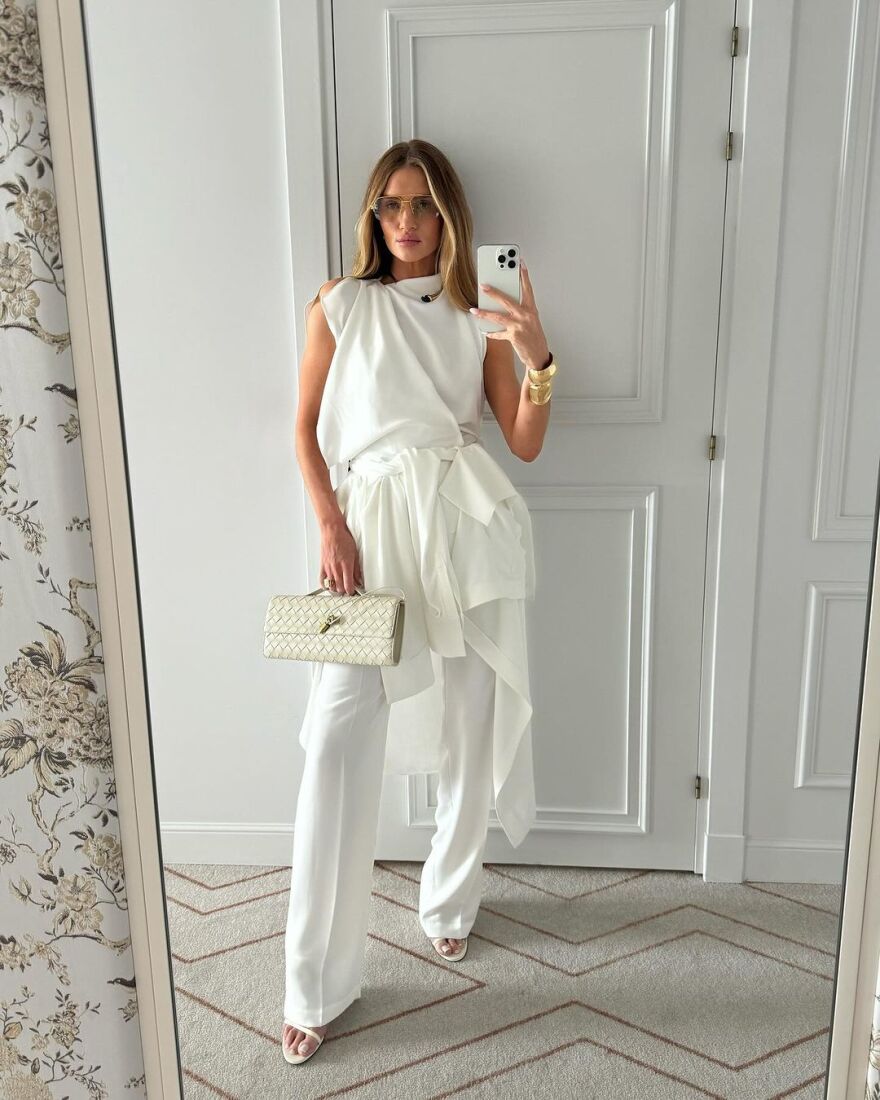 Ρόζι Χάντινγκτον: Ποζάρει γυμνή στο κρεβάτι της φορώντας μόνο χρυσά κοσμήματα 