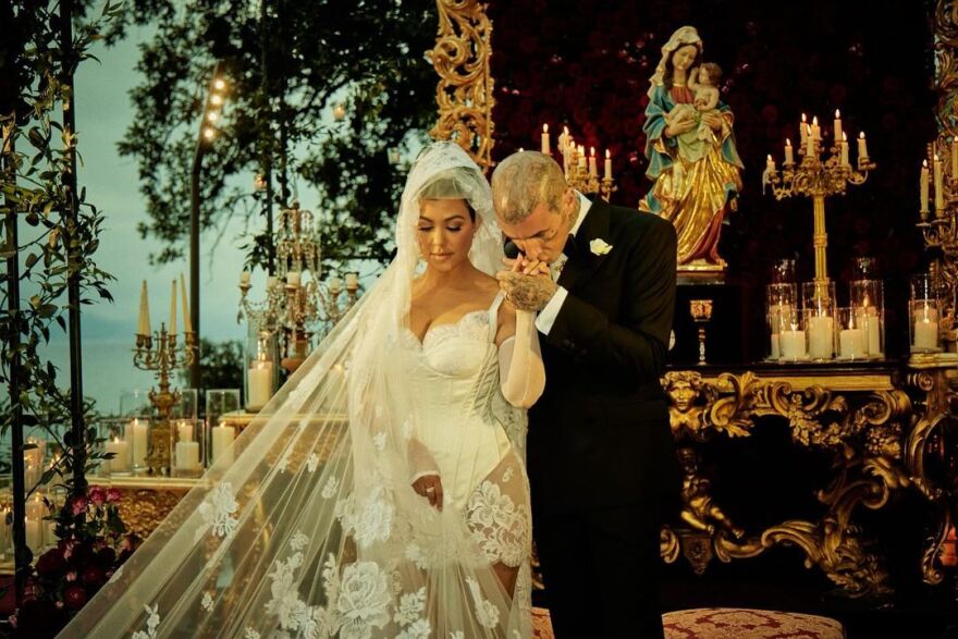 Τράβις Μπάρκερ - Κόρτνεϊ Καρντάσιαν: Γιορτάζουν δύο χρόνια γάμου - Οι αναρτήσεις τους στο Instagram