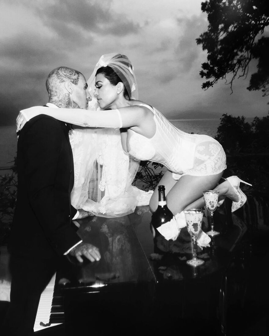 Τράβις Μπάρκερ - Κόρτνεϊ Καρντάσιαν: Γιορτάζουν δύο χρόνια γάμου - Οι αναρτήσεις τους στο Instagram