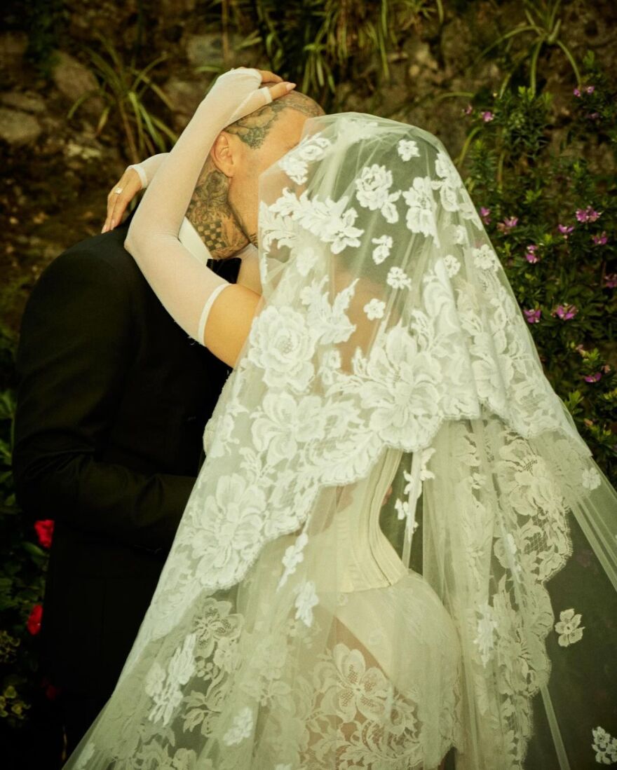 Τράβις Μπάρκερ - Κόρτνεϊ Καρντάσιαν: Γιορτάζουν δύο χρόνια γάμου - Οι αναρτήσεις τους στο Instagram