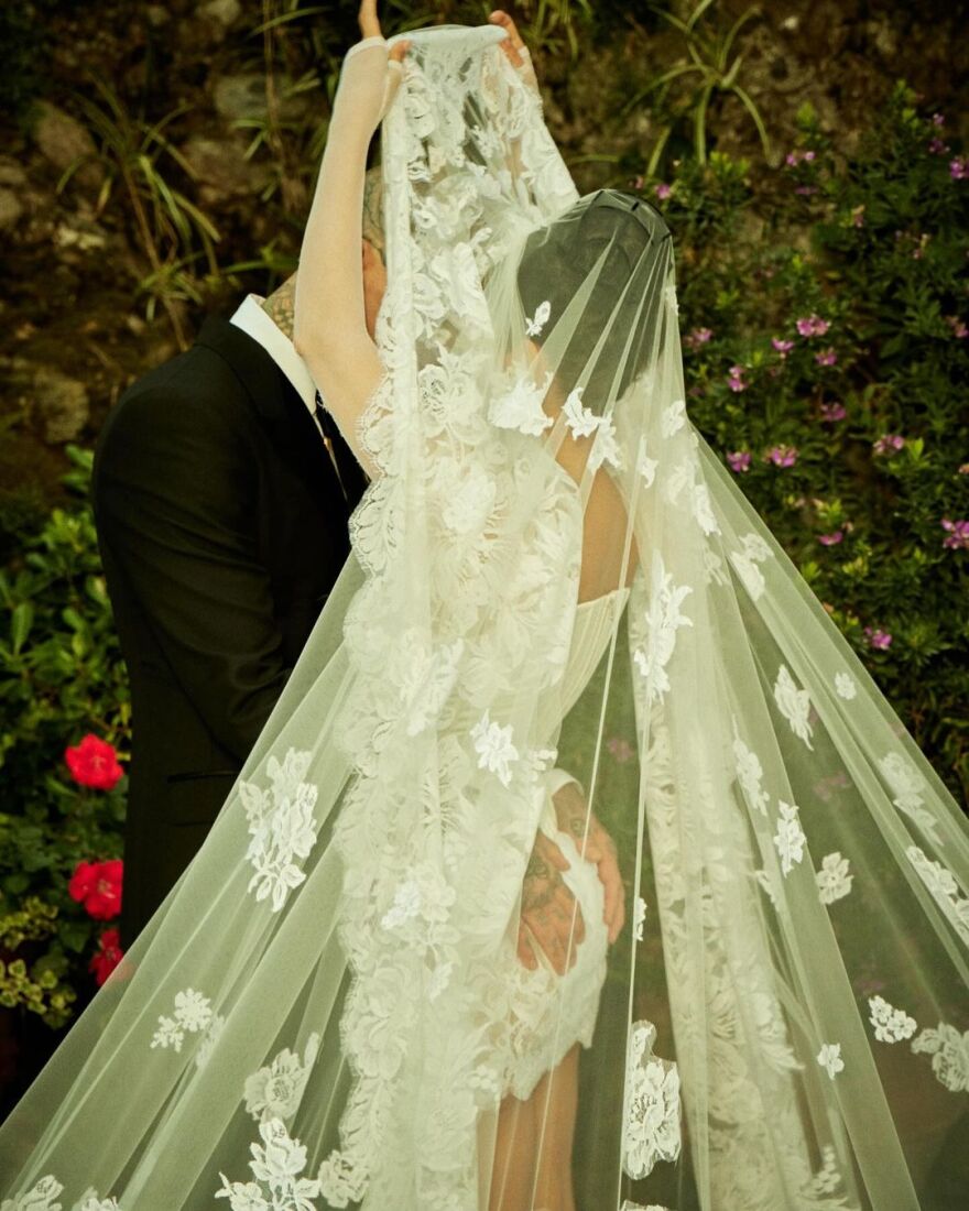 Τράβις Μπάρκερ - Κόρτνεϊ Καρντάσιαν: Γιορτάζουν δύο χρόνια γάμου - Οι αναρτήσεις τους στο Instagram