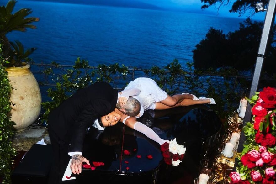 Τράβις Μπάρκερ - Κόρτνεϊ Καρντάσιαν: Γιορτάζουν δύο χρόνια γάμου - Οι αναρτήσεις τους στο Instagram