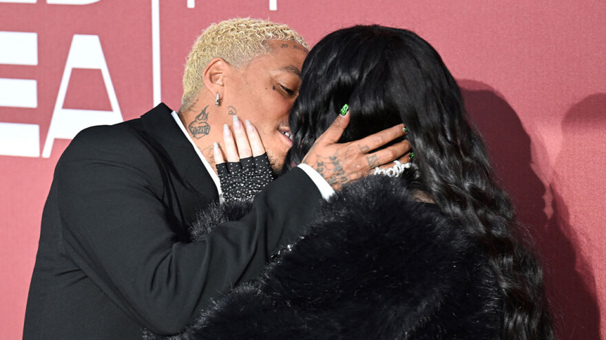 Σερ: Τα φιλιά στο στόμα με τον κατά 40 χρόνια νεότερο σύντροφό της στις Κάννες - Δείτε φωτογραφίες