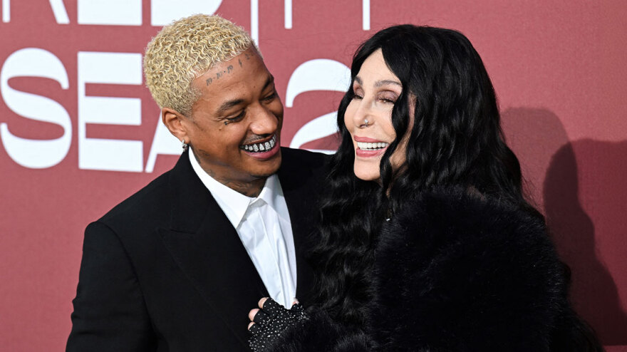 Σερ: Τα φιλιά στο στόμα με τον κατά 40 χρόνια νεότερο σύντροφό της στις Κάννες - Δείτε φωτογραφίες