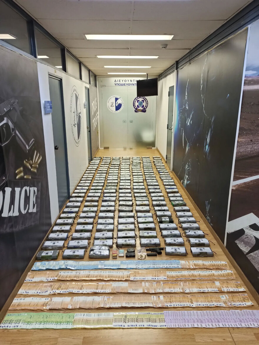 ΕΛΑΣ: Φωτογραφίες και βίντεο από την κατάσχεση των 100 κιλών κοκαΐνης σε κοντέινερ στο λιμάνι του Πειραιά