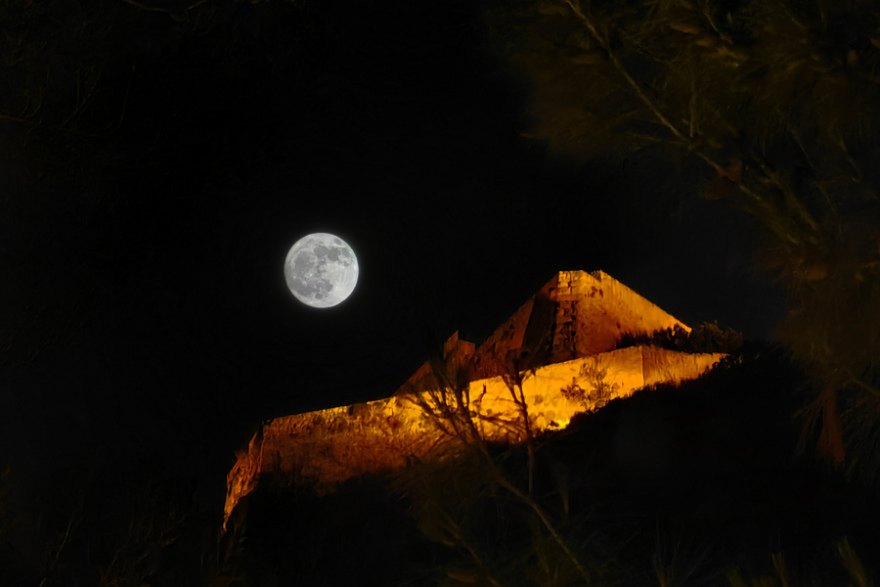 Πανσέληνος Μαΐου 2024: Εντυπωσιακές φωτογραφίες από το «Φεγγάρι των Λουλουδιών»