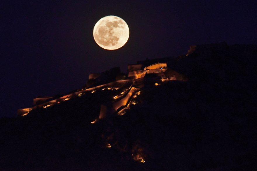 Πανσέληνος Μαΐου 2024: Εντυπωσιακές φωτογραφίες από το «Φεγγάρι των Λουλουδιών»