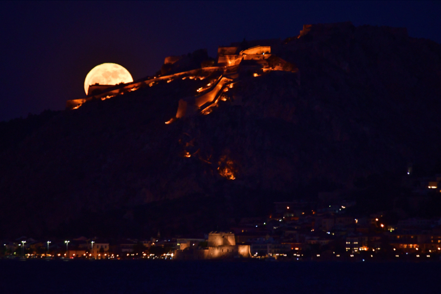 Πανσέληνος Μαΐου 2024: Εντυπωσιακές φωτογραφίες από το «Φεγγάρι των Λουλουδιών»