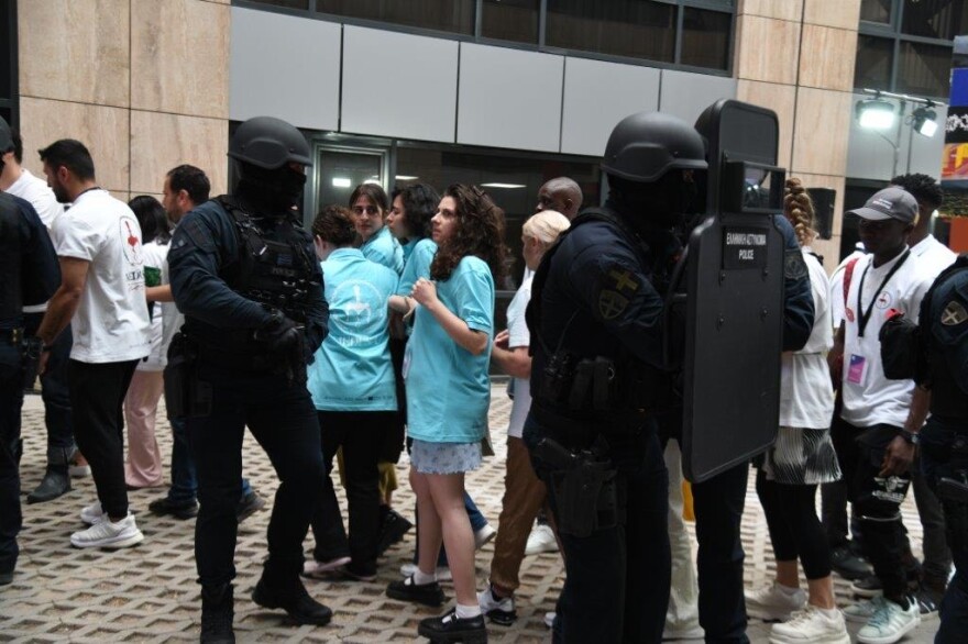 Υπουργείο Μετανάστευσης: Έφοδος της ΟΠΚΕ και συλλήψεις σε μεγάλη διεθνή άσκηση για το trafficking - Δείτε φωτογραφίες