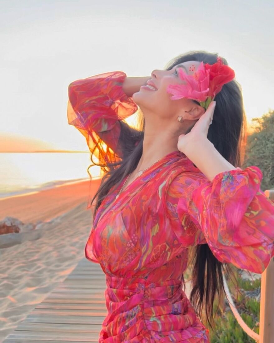 Νικόλ Σέρζινγκερ: Ο ξέφρενος χορός της στην παραλία με φόντο το ηλιοβασίλεμα