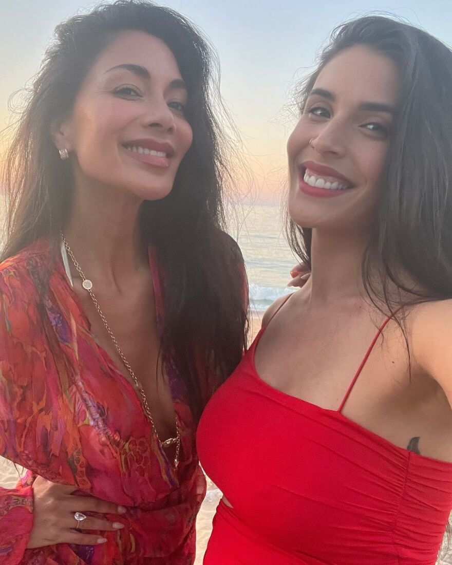 Νικόλ Σέρζινγκερ: Ο ξέφρενος χορός της στην παραλία με φόντο το ηλιοβασίλεμα