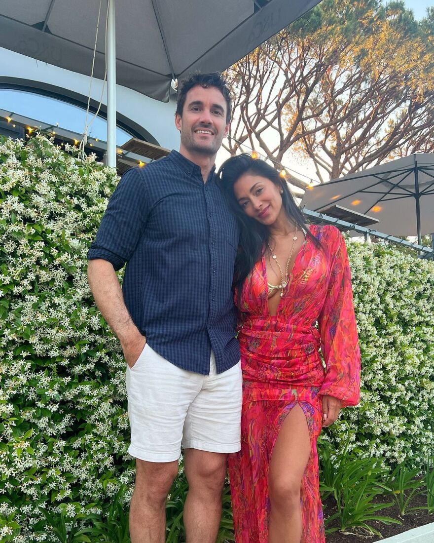 Νικόλ Σέρζινγκερ: Ο ξέφρενος χορός της στην παραλία με φόντο το ηλιοβασίλεμα