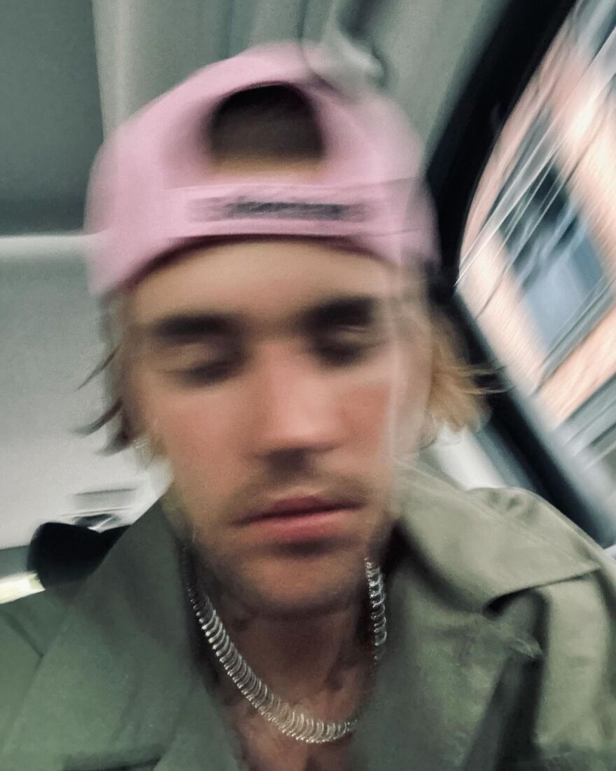 Χέιλι Μπίμπερ: Ανταλλάσσει φιλιά με τον Τζάστιν στο Instagram λίγες μέρες μετά την αποκάλυψη της εγκυμοσύνης της