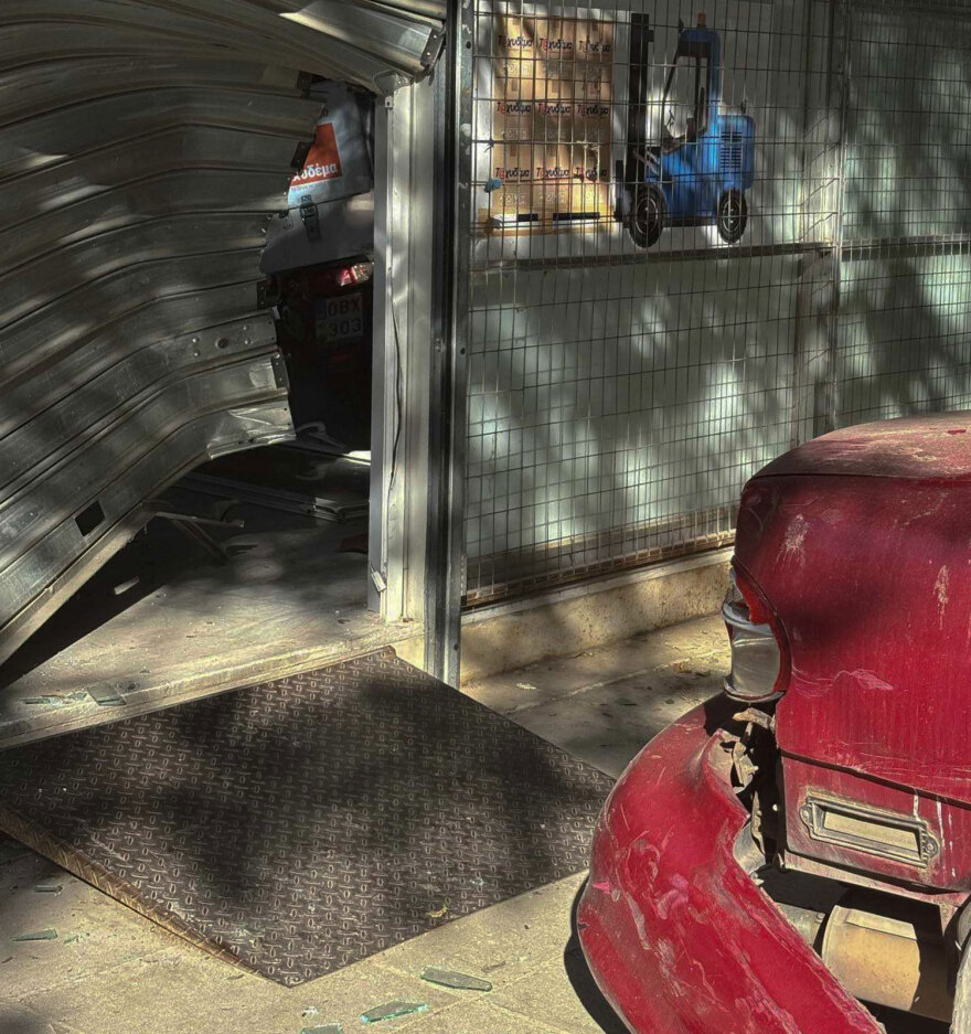 Πατήσια: Μπούκαραν σε εταιρεία courier με αυτοκίνητο και πήραν το χρηματοκιβώτιο