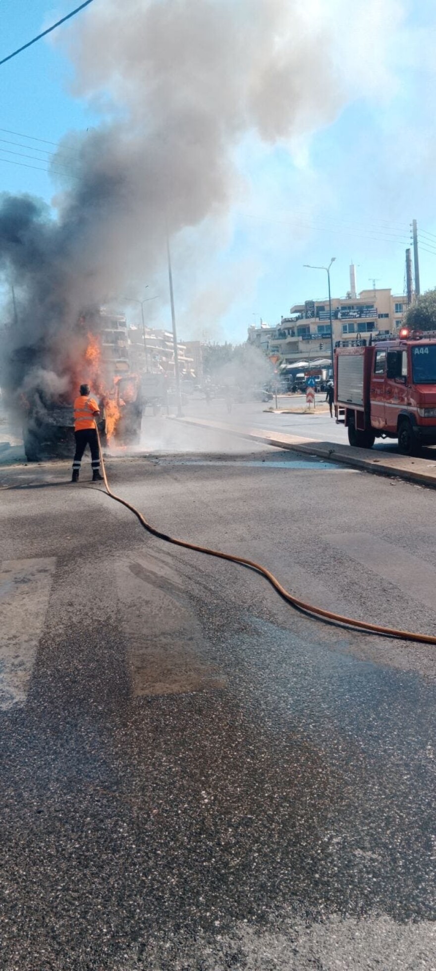 Χαϊδάρι: Σκηνές πανικού από την φωτιά στο τουριστικό λεωφορείο στο Χαϊδάρι