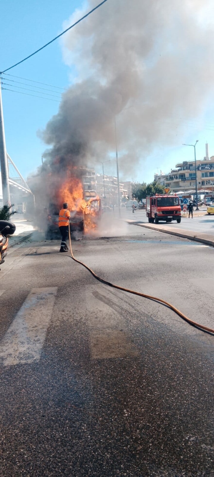 Χαϊδάρι: Σκηνές πανικού από την φωτιά στο τουριστικό λεωφορείο στο Χαϊδάρι