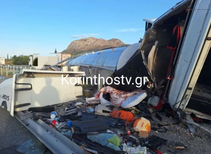 Τροχαίο στην Κορίνθου-Πατρών - Τούμπαρε νταλίκα, δείτε φωτογραφίες