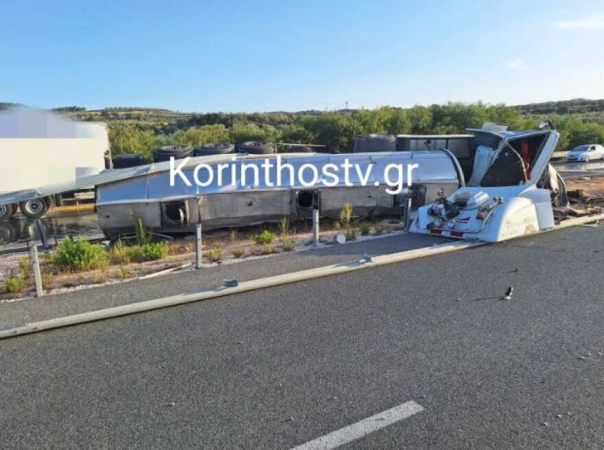 Τροχαίο στην Κορίνθου-Πατρών - Τούμπαρε νταλίκα, δείτε φωτογραφίες