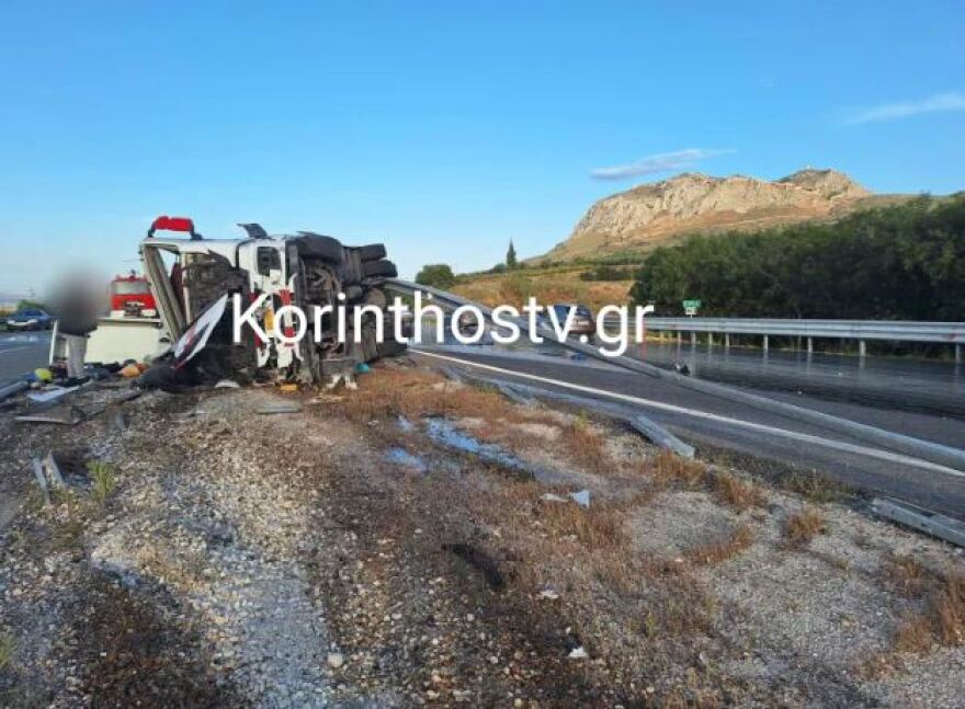 Τροχαίο στην Κορίνθου-Πατρών - Τούμπαρε νταλίκα, δείτε φωτογραφίες
