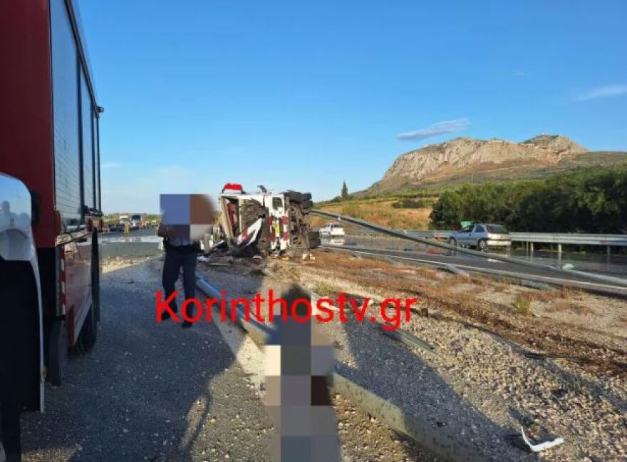 Τροχαίο στην Κορίνθου-Πατρών - Τούμπαρε νταλίκα, δείτε φωτογραφίες