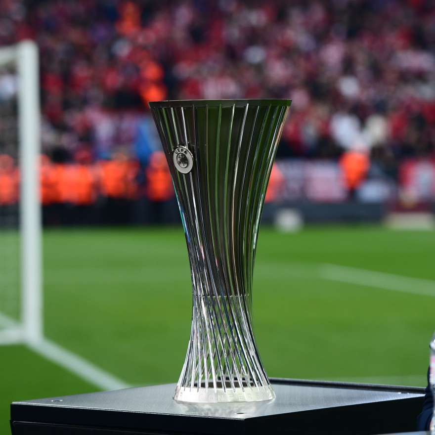 Ολυμπιακός - Φιορεντίνα: Το story πίσω από το σχέδιο του τροπαίου του Conference League