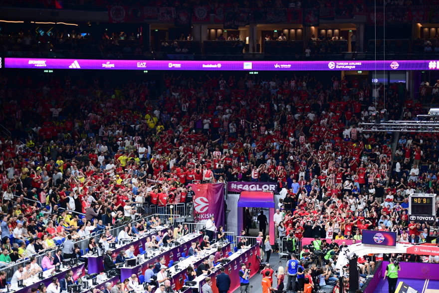 Euroleague: Θερμό χειροκρότημα από τους φίλους του Ολυμπιακού μετά τον χαμένο ημιτελικό με την Ρεάλ 