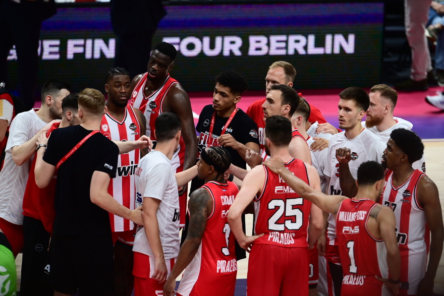 Euroleague: Θερμό χειροκρότημα από τους φίλους του Ολυμπιακού μετά τον χαμένο ημιτελικό με την Ρεάλ 