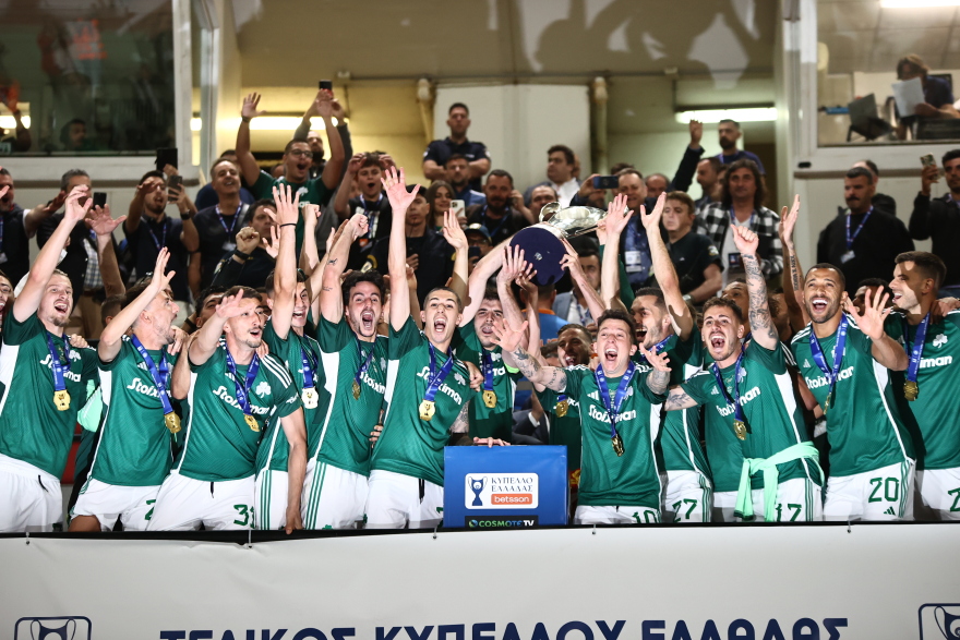 Η απονομή της κούπας στον Κυπελλούχο Παναθηναϊκό - Δεν πήγαν στην απονομή οι παίκτες του Άρη - Βίντεο, φωτογραφίες