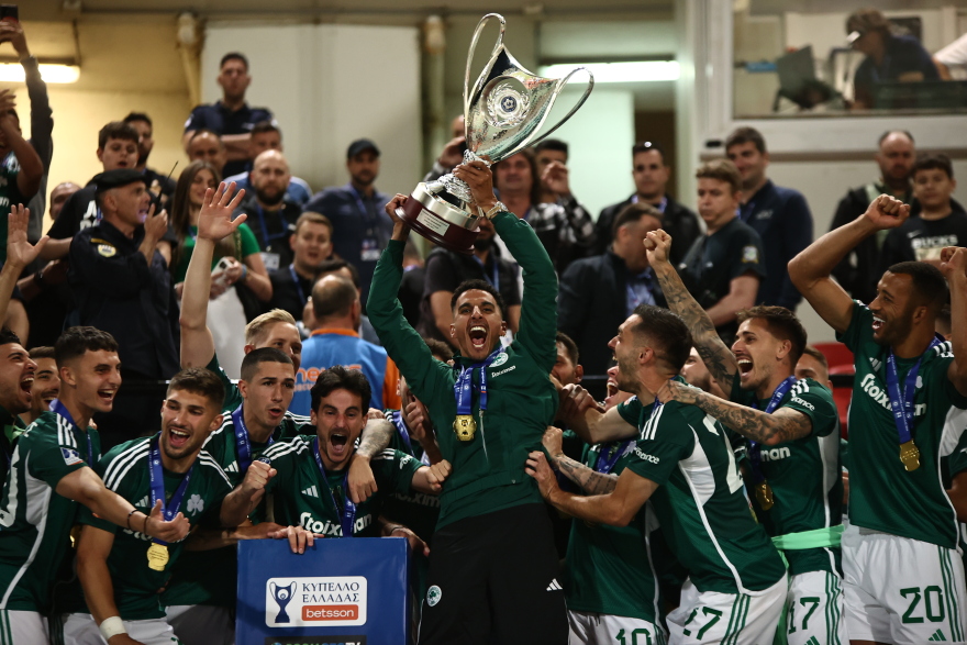 Η απονομή της κούπας στον Κυπελλούχο Παναθηναϊκό - Δεν πήγαν στην απονομή οι παίκτες του Άρη - Βίντεο, φωτογραφίες
