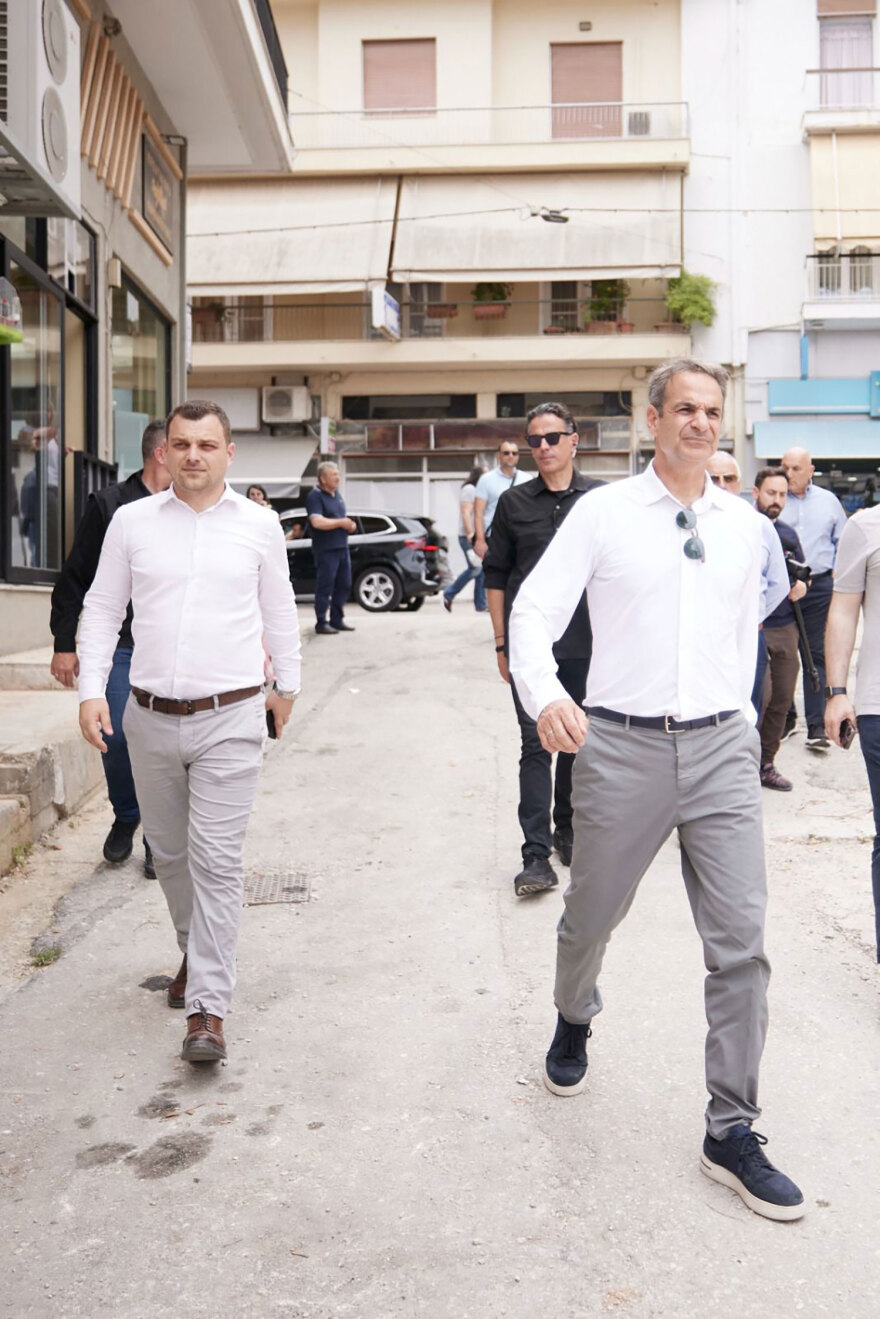 Μητσοτάκης: Στην Άρτα συνοδευόμενος από τον γιο του Φρέντι Μπελέρη, Πέτρο - Δείτε φωτογραφίες