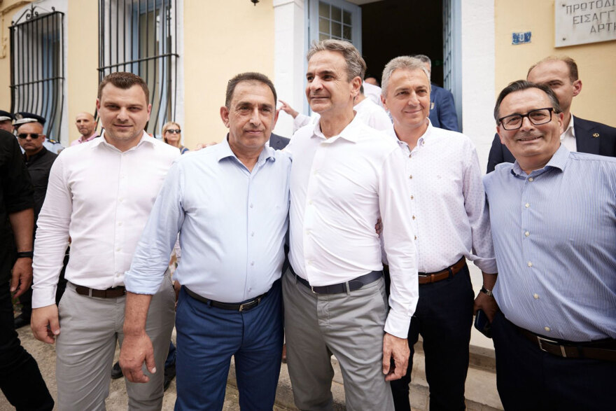 Μητσοτάκης: Στην Άρτα συνοδευόμενος από τον γιο του Φρέντι Μπελέρη, Πέτρο - Δείτε φωτογραφίες