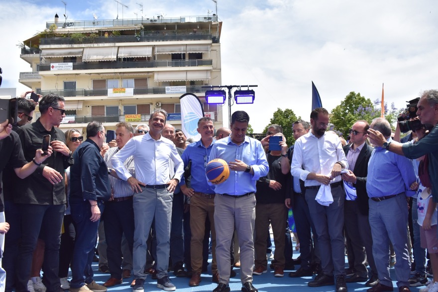 Κυριάκος Μητσοτάκης: Έπαιξε μπάσκετ στο Αγρίνιο - Του έκαναν δώρο φανέλα