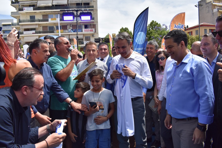 Κυριάκος Μητσοτάκης: Έπαιξε μπάσκετ στο Αγρίνιο - Του έκαναν δώρο φανέλα