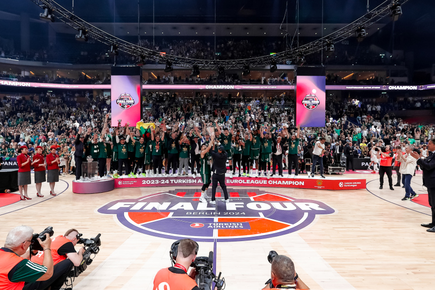 Σήκωσε το 7ο στο Βερολίνο ο Παναθηναϊκός - Η απονομή στους πρωταθλητές - Βίντεο, φωτογραφίες