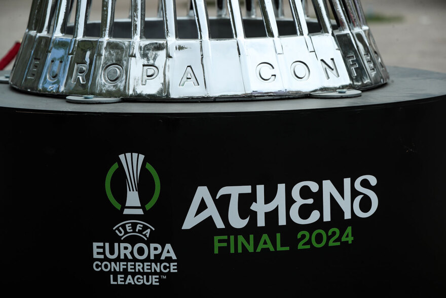 Τελικός Conference League: Στο Θησείο στήθηκε γιγάντιο τρόπαιο ενόψει του μεγάλου τελικού