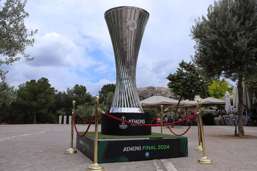 Τελικός Conference League: Στο Θησείο στήθηκε γιγάντιο τρόπαιο ενόψει του μεγάλου τελικού